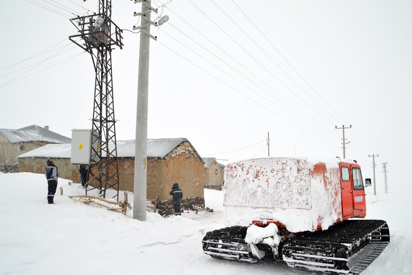 3 bin rakımlı karlı dağlardaki köylerin elektrik arızası giderildi
